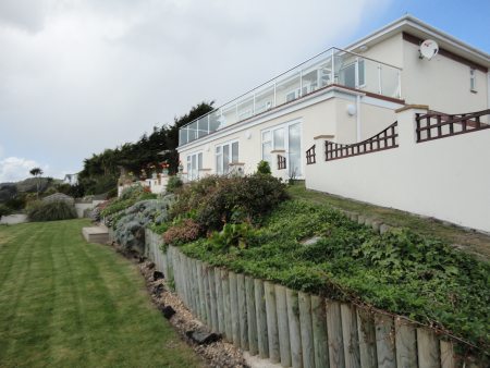 The house with the galss balcony